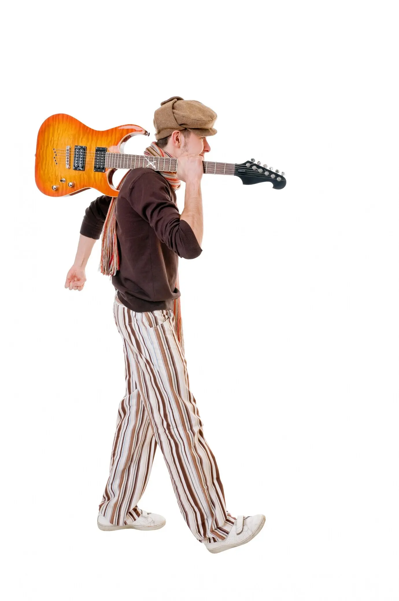 Cooler Gitarrist vor weißem Hintergrund